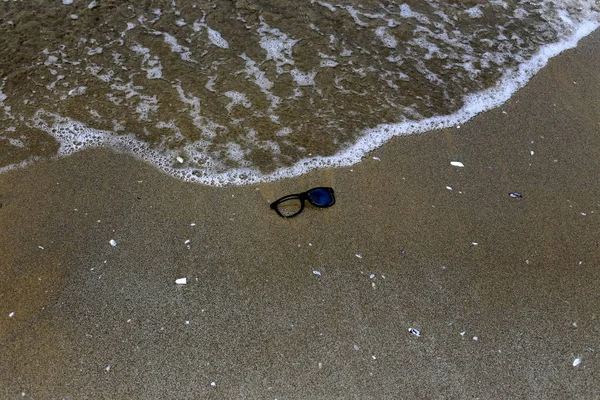 gözlük Akdeniz kıyılarında kumda sahilde yalan 