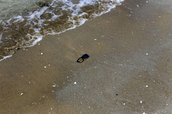 gözlük Akdeniz kıyılarında kumda sahilde yalan 