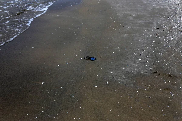 gözlük Akdeniz kıyılarında kumda sahilde yalan 