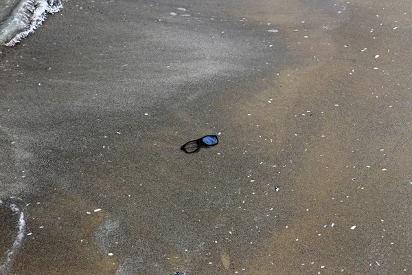 gözlük Akdeniz kıyılarında kumda sahilde yalan 