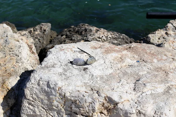 眼鏡は地中海の海岸の砂浜のビーチに横たわっている — ストック写真