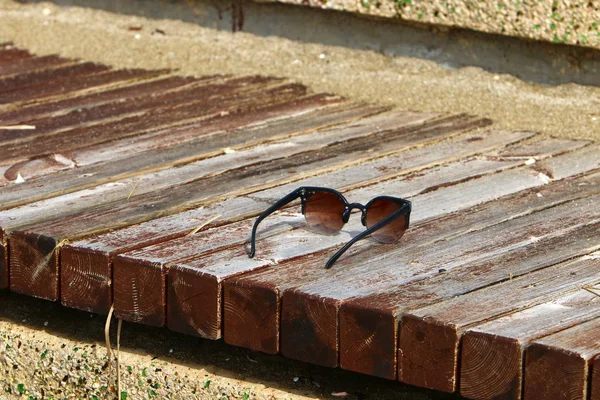 Gafas Encuentran Playa Arena Orillas Del Mar Mediterráneo — Foto de Stock