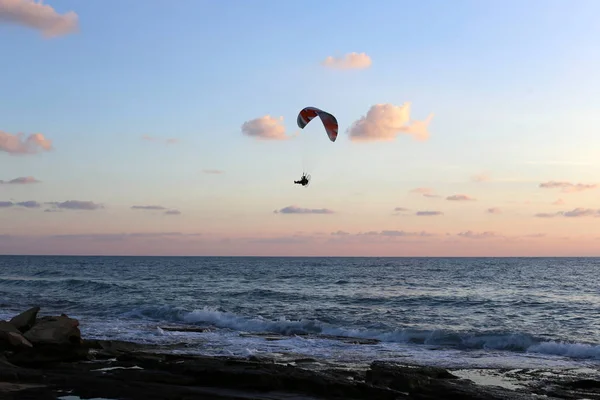 Homme Vole Sur Motoplaglan Dessus Mer Méditerranée Dans Nord Israël — Photo