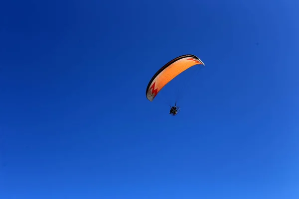 Людина Paraglides Над Середземноморською Мовою Півночі Ізраїлю — стокове фото