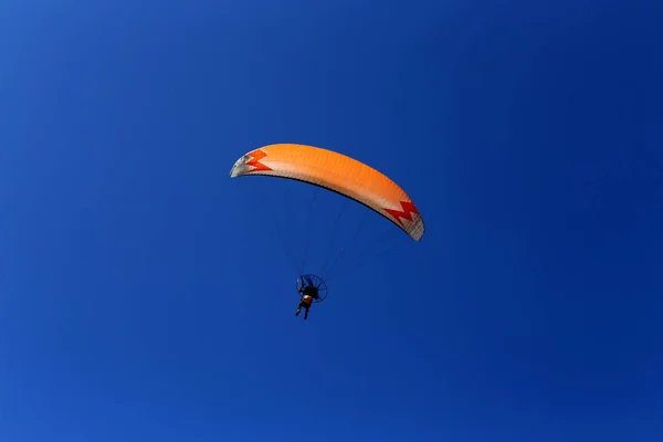 Homem Paraglides Sobre Mediterrâneo Norte Israel — Fotografia de Stock