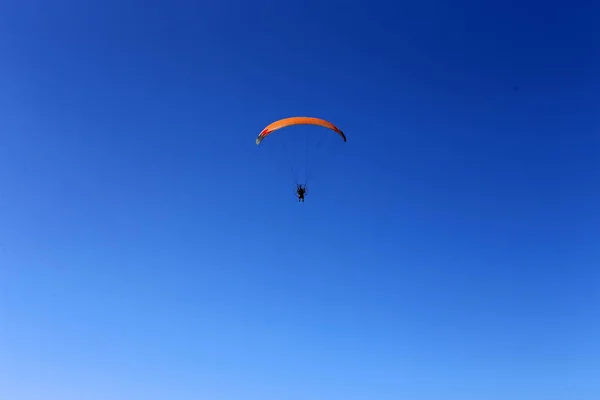Man Paraglides Mediterranean Northern Israel — Stock Photo, Image