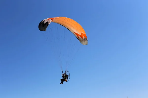 Hombre Paraglides Sobre Mediterráneo Norte Israel — Foto de Stock