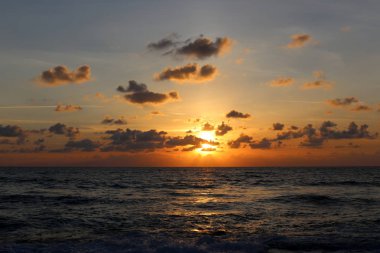 Sunset bulvarında Akdeniz'de Kuzey İsrail devleti 