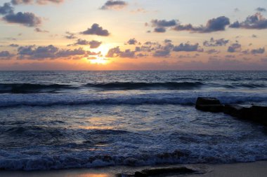 Sunset bulvarında Akdeniz'de Kuzey İsrail devleti 