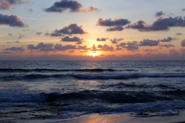 Sunset bulvarında Akdeniz'de Kuzey İsrail devleti 