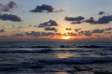 Sunset bulvarında Akdeniz'de Kuzey İsrail devleti 