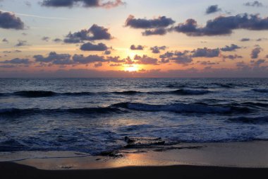 Sunset bulvarında Akdeniz'de Kuzey İsrail devleti 