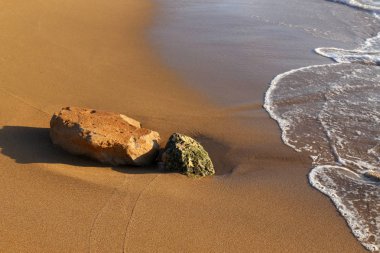 taşlar ve kabuklar Kuzey İsrail'de Akdeniz kıyılarında yalan 