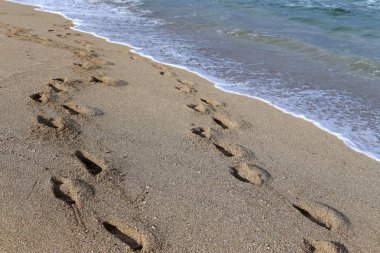 Kumdaki Kuzey İsrail'Akdeniz kıyısında 