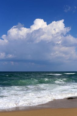 İsrail'in kuzeyinde deniz üzerinde gökyüzünde bulutlar yüzer 