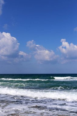 İsrail'in kuzeyinde deniz üzerinde gökyüzünde bulutlar yüzer 