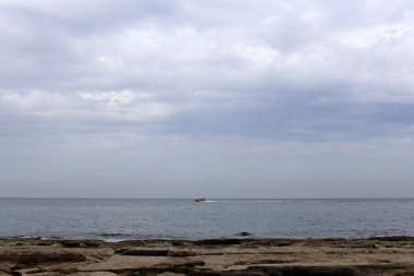 İsrail'in kuzeyinde deniz üzerinde gökyüzünde bulutlar yüzer 