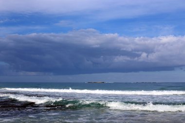 İsrail'in kuzeyinde deniz üzerinde gökyüzünde bulutlar yüzer 