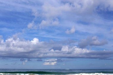 İsrail'in kuzeyinde deniz üzerinde gökyüzünde bulutlar yüzer 