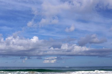 İsrail'in kuzeyinde deniz üzerinde gökyüzünde bulutlar yüzer 