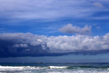 İsrail'in kuzeyinde deniz üzerinde gökyüzünde bulutlar yüzer 