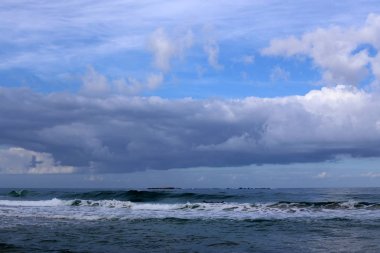 İsrail'in kuzeyinde deniz üzerinde gökyüzünde bulutlar yüzer 