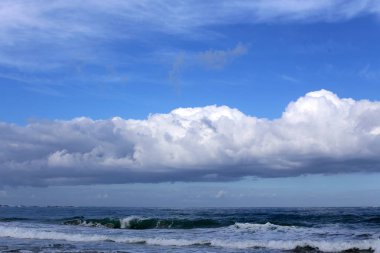 İsrail'in kuzeyinde deniz üzerinde gökyüzünde bulutlar yüzer 