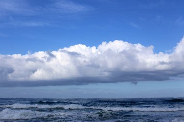 İsrail'in kuzeyinde deniz üzerinde gökyüzünde bulutlar yüzer 