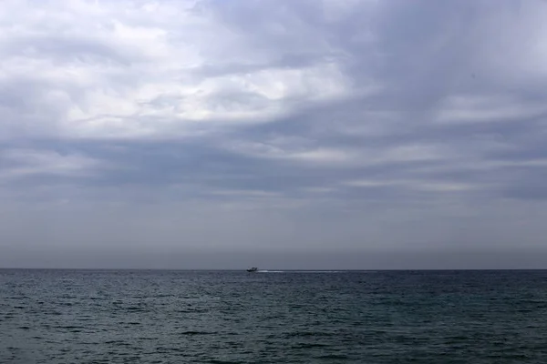 イスラエルの雲の北の海の上の空に浮いている — ストック写真