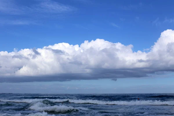 在以色列北部的海面上 云层飘浮 — 图库照片