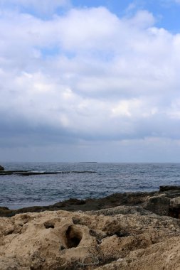 İsrail'in kuzeyinde deniz üzerinde gökyüzünde bulutlar yüzer 
