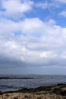 İsrail'in kuzeyinde deniz üzerinde gökyüzünde bulutlar yüzer 