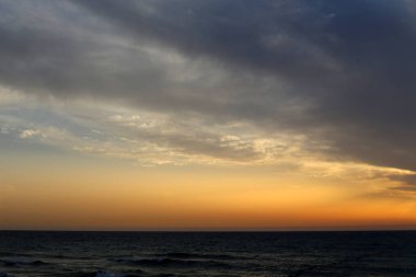 İsrail'in kuzeyinde deniz üzerinde gökyüzünde bulutlar yüzer 