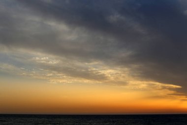 İsrail'in kuzeyinde deniz üzerinde gökyüzünde bulutlar yüzer 