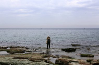 kuzey İsrail'de Akdeniz kıyılarında dinlenen adam 