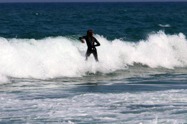 kuzey İsrail'de Akdeniz kıyılarında dinlenen adam 