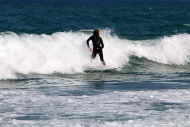 kuzey İsrail'de Akdeniz kıyılarında dinlenen adam 