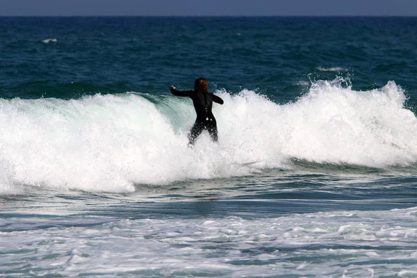 Hombre Descansando Las Orillas Del Mar Mediterráneo Norte Israel —  Fotos de Stock