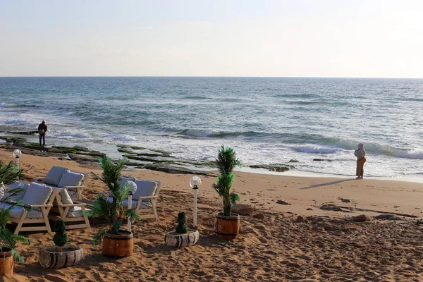 Uomo Che Riposa Sulle Rive Del Mar Mediterraneo Nel Nord — Foto Stock