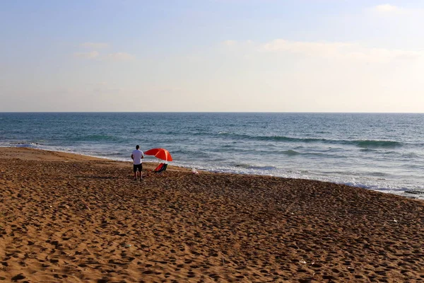 Hombre Descansando Las Orillas Del Mar Mediterráneo Norte Israel — Foto de Stock