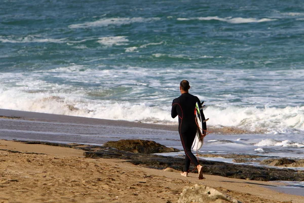 Hombre Descansando Las Orillas Del Mar Mediterráneo Norte Israel —  Fotos de Stock