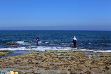 kuzey İsrail'de Akdeniz kıyılarında dinlenen adam 