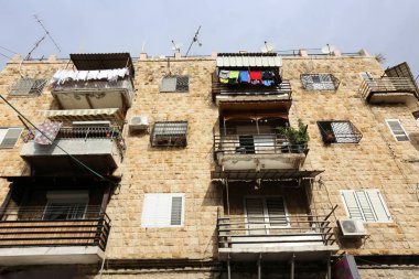 balkon - korkuluklar ile bina alanının üst katlarında hizmet veren. 