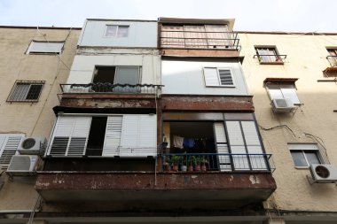 balkon - korkuluklar ile bina alanının üst katlarında hizmet veren. 