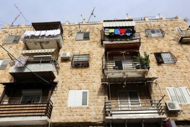 balkon - korkuluklar ile bina alanının üst katlarında hizmet veren. 