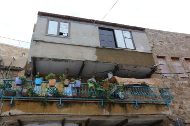 balkon - korkuluklar ile bina alanının üst katlarında hizmet veren. 