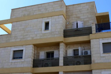 balkon - korkuluklar ile bina alanının üst katlarında hizmet veren. 