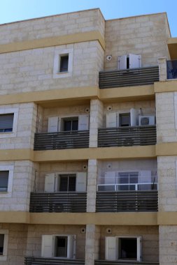 balkon - korkuluklar ile bina alanının üst katlarında hizmet veren. 