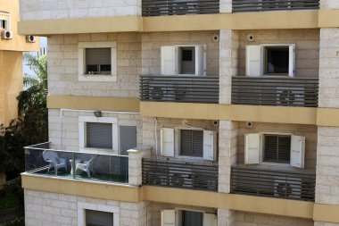 balkon - korkuluklar ile bina alanının üst katlarında hizmet veren. 