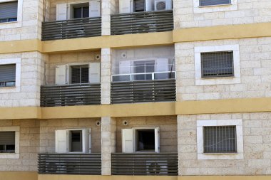 balkon - korkuluklar ile bina alanının üst katlarında hizmet veren. 